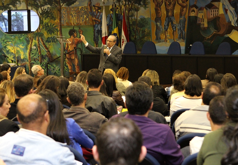 Para um auditório lotado, o presidente ministrou aula magna sobre a ineficiência no uso dos recursos públicos (Foto: Karina Camargos Coutinho) 